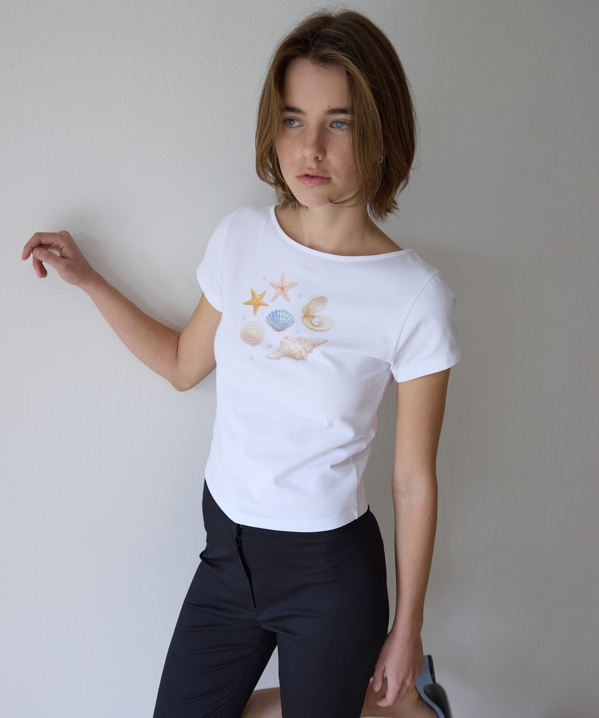 어몽(AMONG) A PEARL SHELL TEE_WHITE