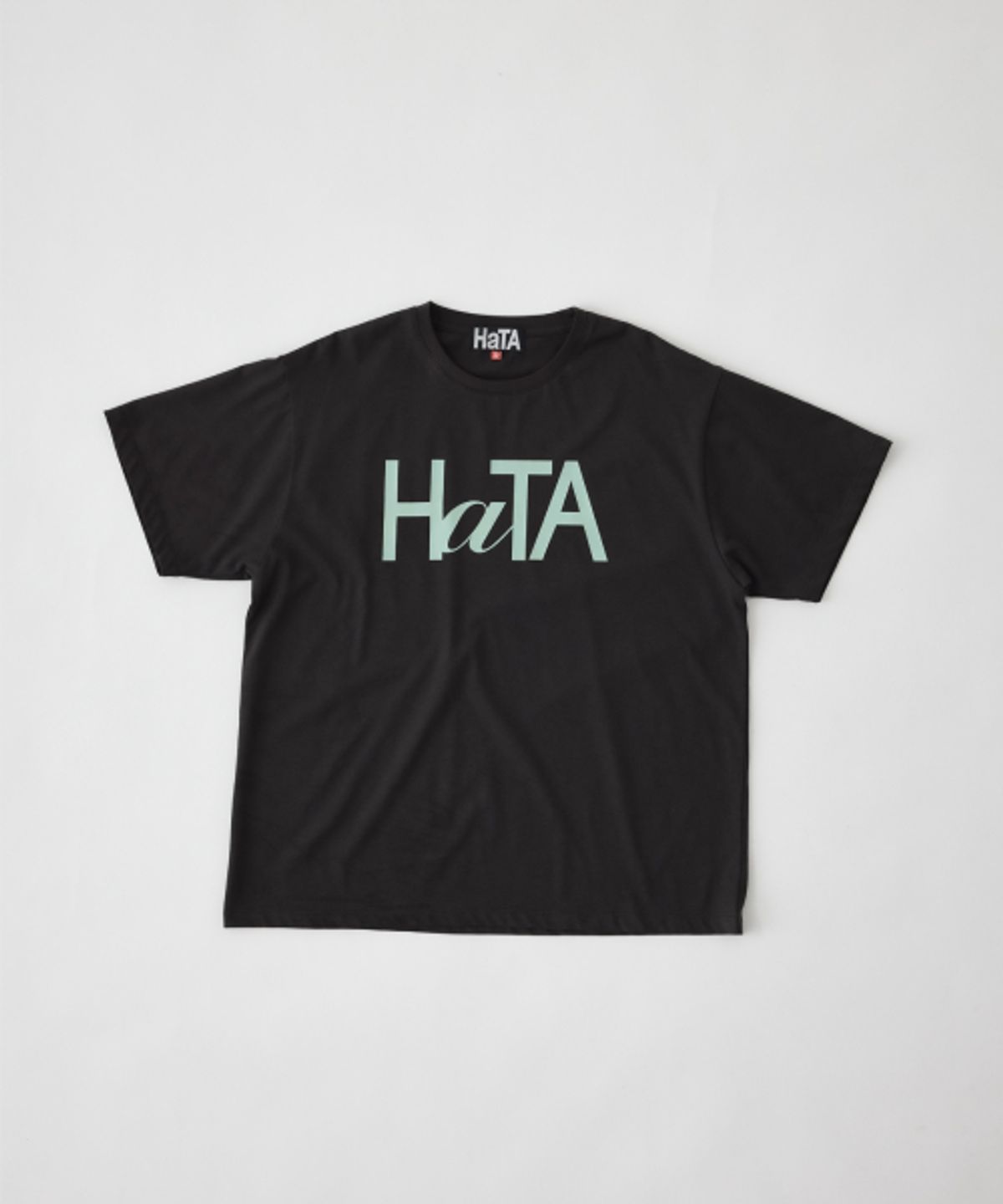 하타(HATA) Signature Graphic T-Shirt_Charcoal