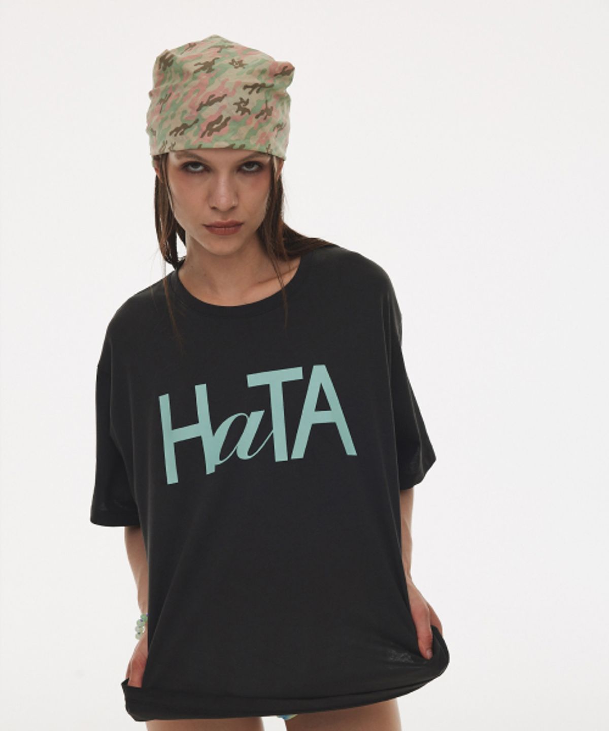 하타(HATA) Signature Graphic T-Shirt_Charcoal
