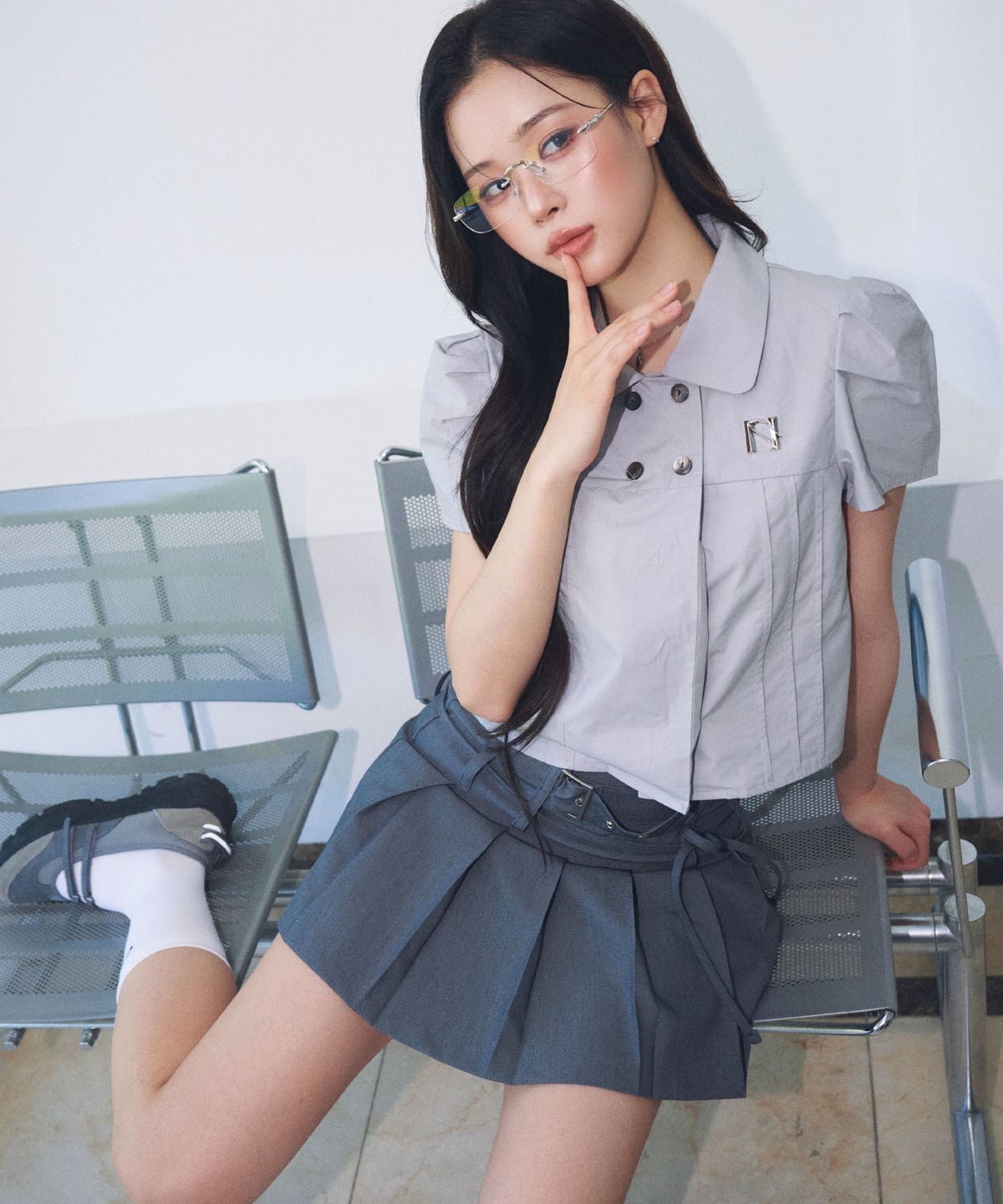 뉴얼린(NEWALRIN) NEWALRIN Emblem Pin tuck Shirt Top(3Colors)