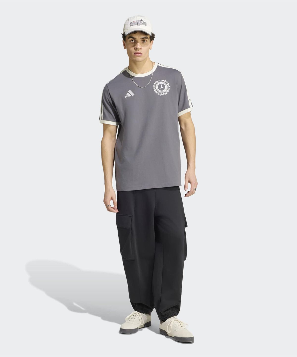 아디다스(ADIDAS) 메르세데스 AMG F1 팀 실버 애로우 아이콘 남성용 티 - 그레이 / IB7013