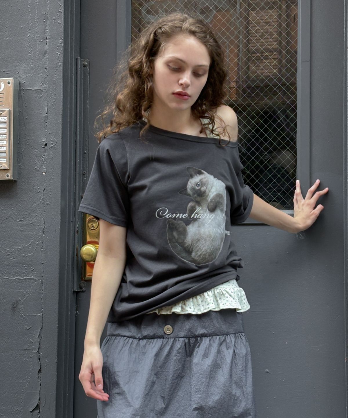 토아베(TOAVE) Cat Off-Shoulder T-Shirt (Charcoal)