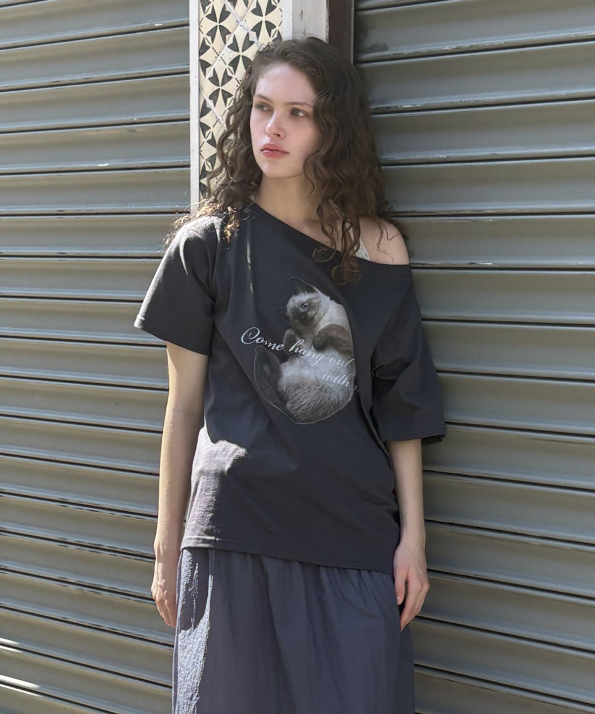 토아베(TOAVE) Cat Off-Shoulder T-Shirt (Charcoal)