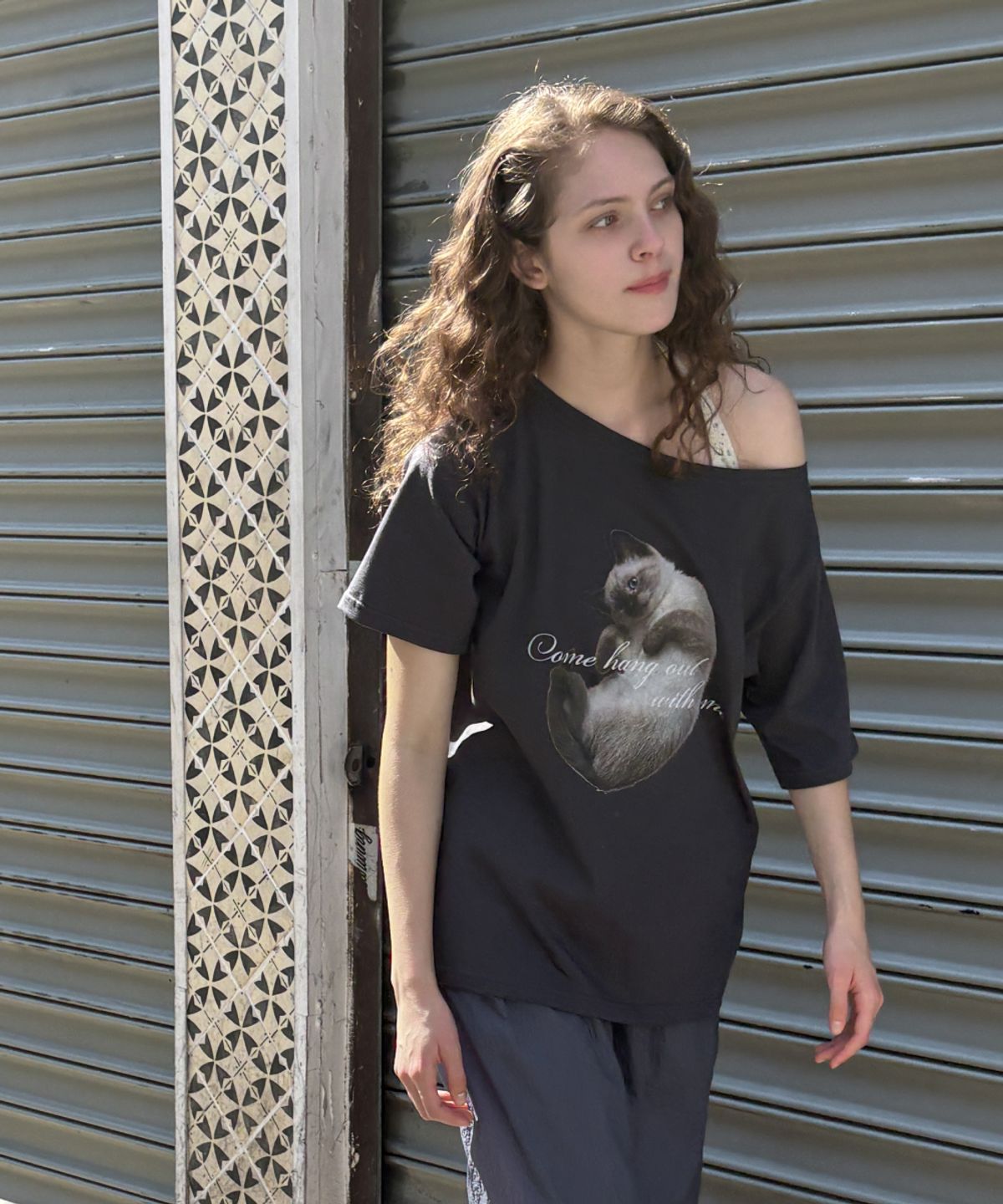 토아베(TOAVE) Cat Off-Shoulder T-Shirt (Charcoal)