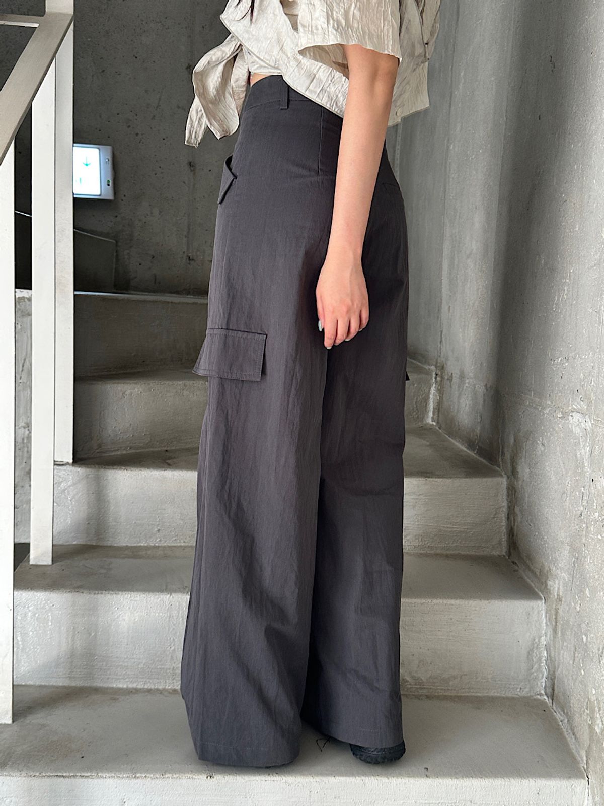 아포엠(APOEM) Matte Cargo Wide Pants
