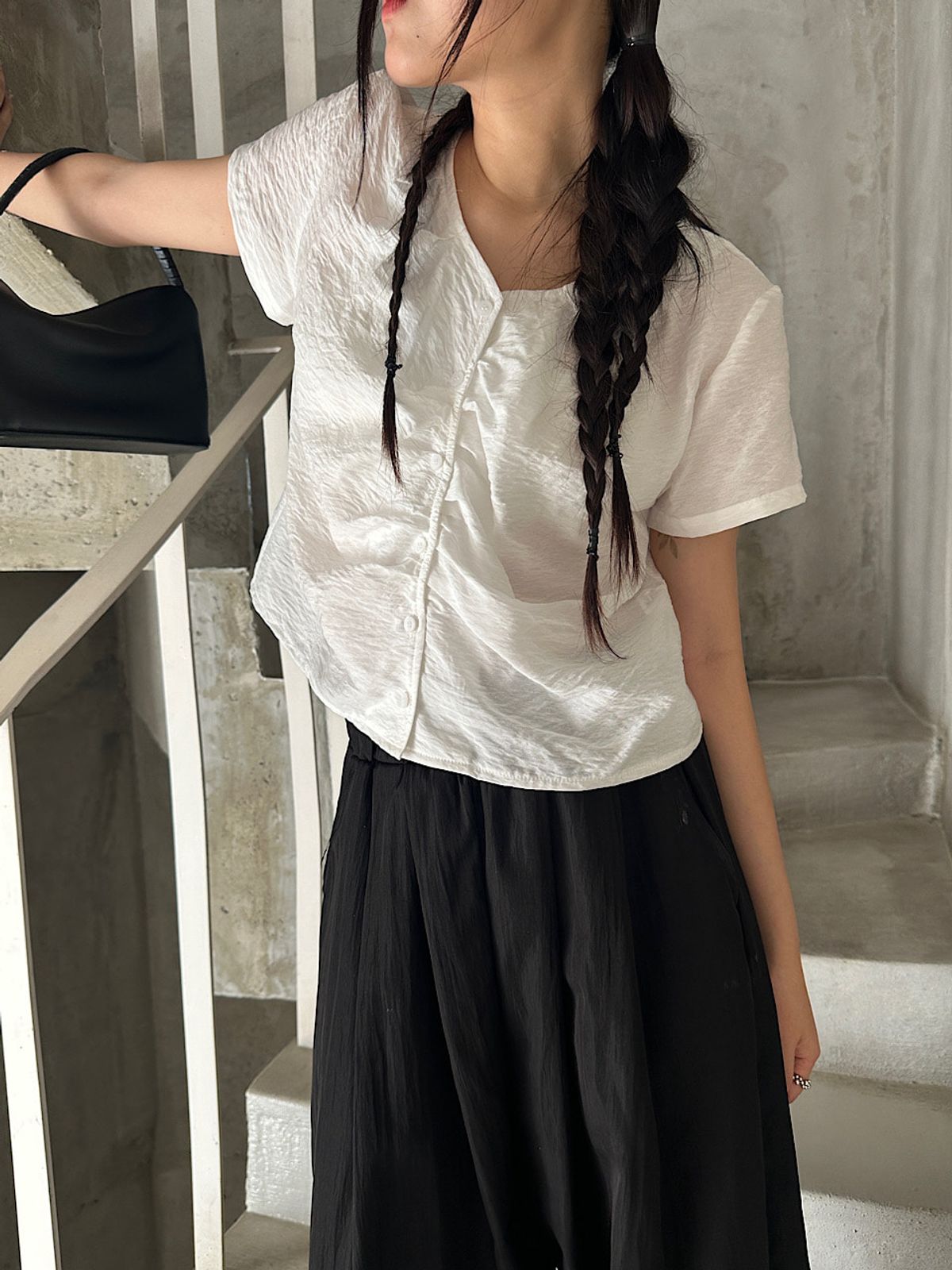 아포엠(APOEM) Shirred Flow Blouse (2C)