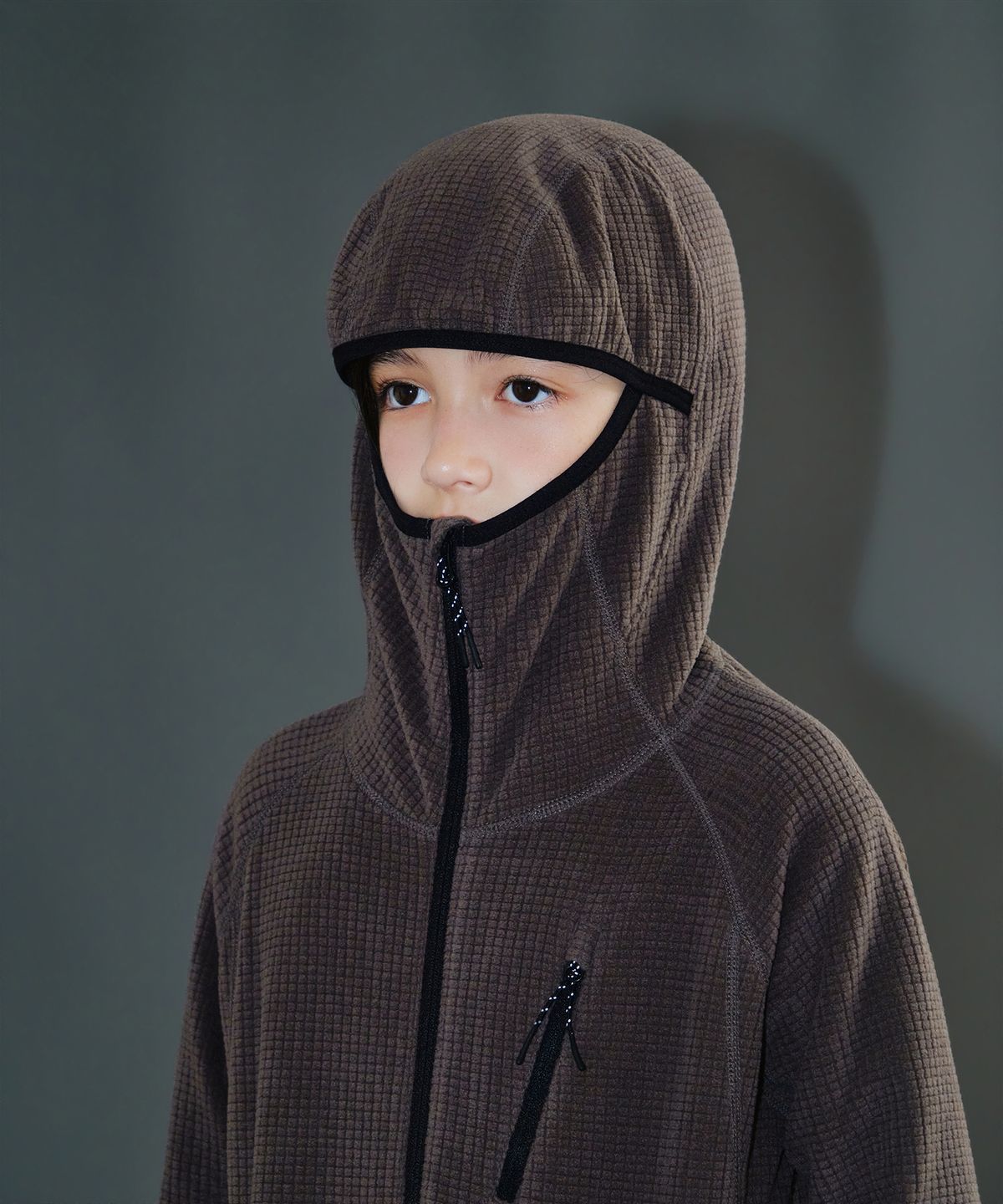 무신사 스탠다드 키즈(MUSINSA STANDARD KIDS) [시티 레저] 그리드 폴라 플리스 바라클라바 후디드 집업 [머드 그레이]