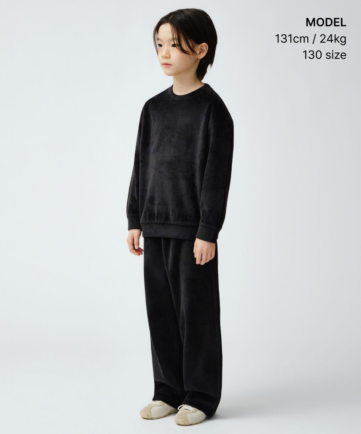 무신사 스탠다드 키즈(MUSINSA STANDARD KIDS) 벨루어 코듀로이 스웨트셔츠 & 벨루어 코듀로이 라운지 팬츠 셋업 [블랙]