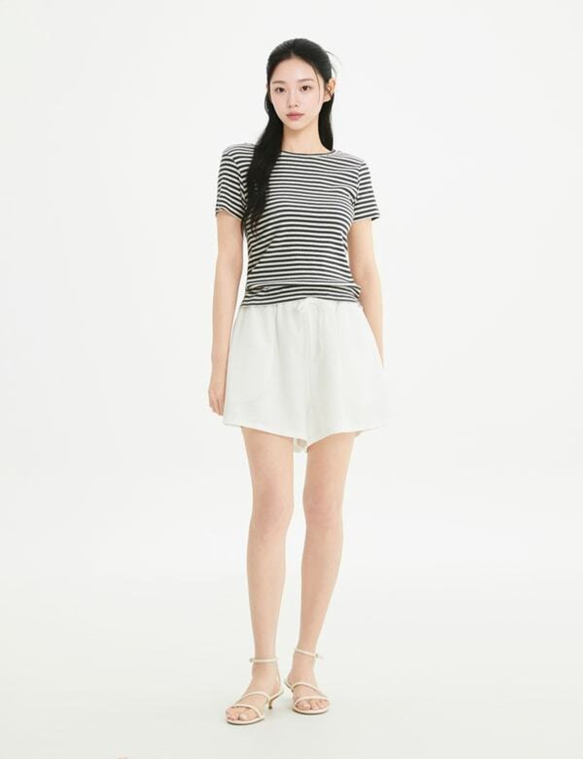 로엠(ROEM) 스카시 반팔 U넥 티셔츠 RMHWG25RT7