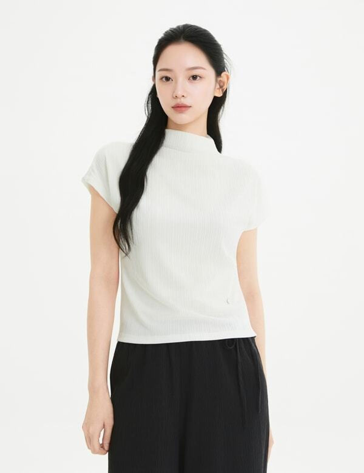 로엠(ROEM) 모크넥 반팔 티셔츠 RMHWG38R11