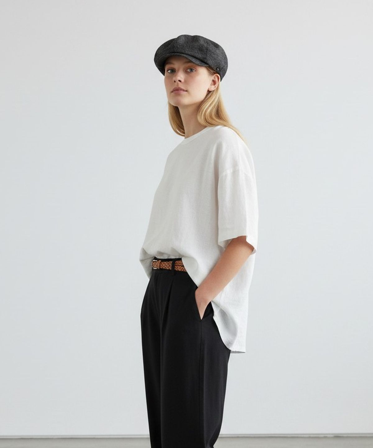 유니버셜 케미스트리(UNIVERSAL CHEMISTRY) Overfit Logo Black Newsboy Cap 뉴스보이캡