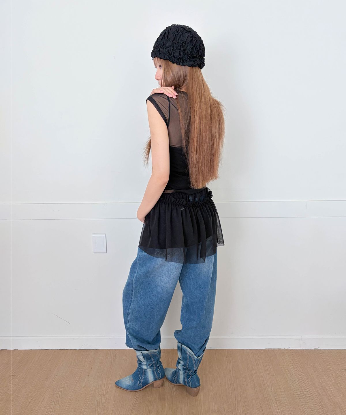 칙스(CHICKS) 시어 메쉬 레이어드 셔링 슬리브리스 캡 반팔 블랙