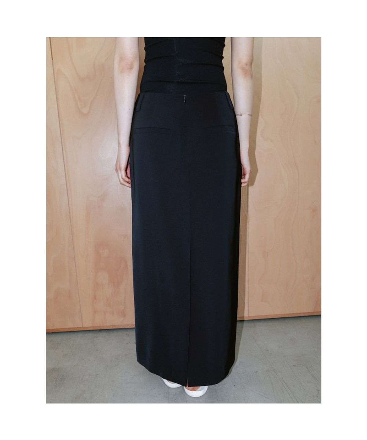 디애퍼처(THE APERTURE) Soft Maxi H Line Skirt  Black (TA6727A035)