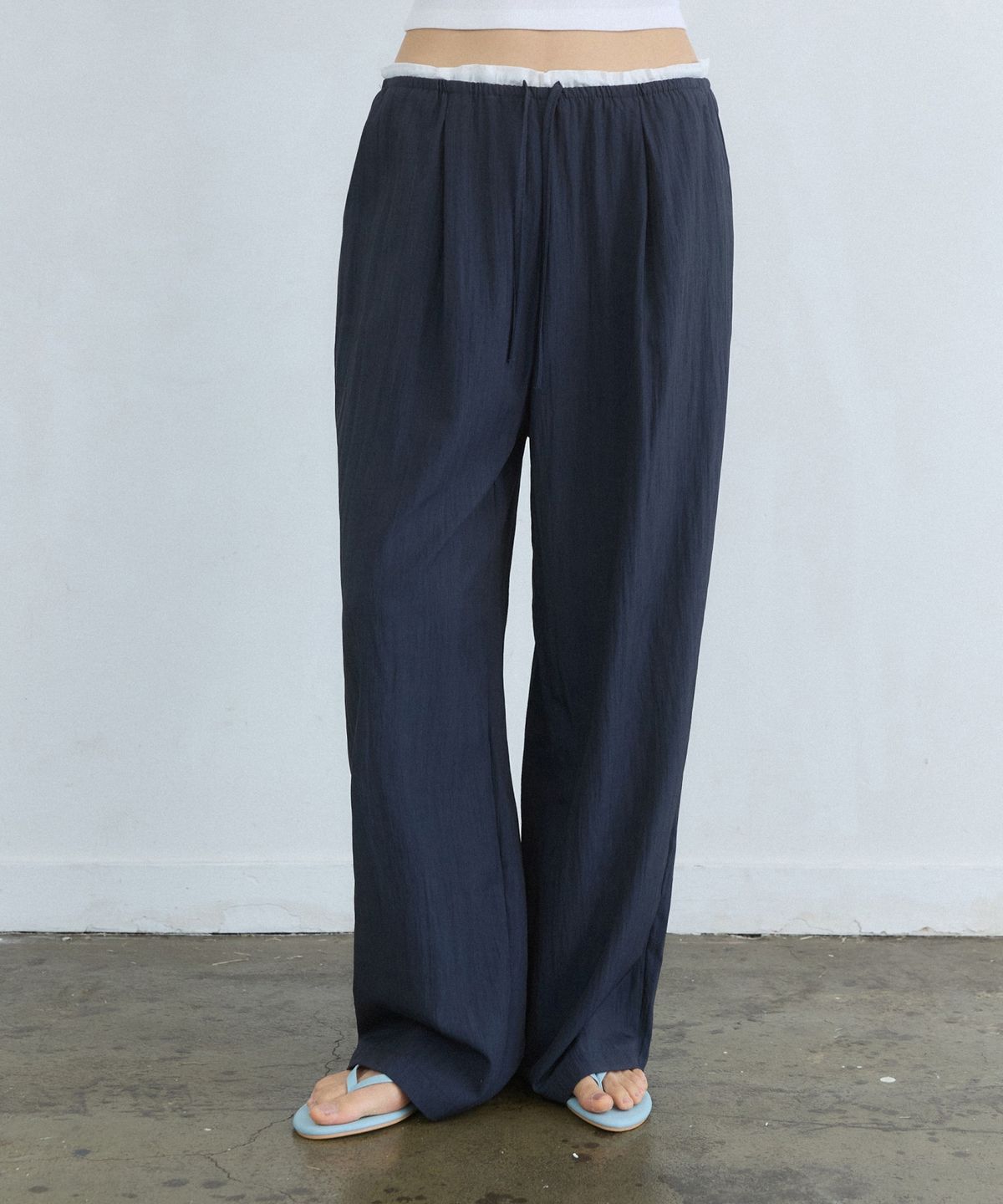 어다울(ADAUL) Frill layered sagging banding pants - navy