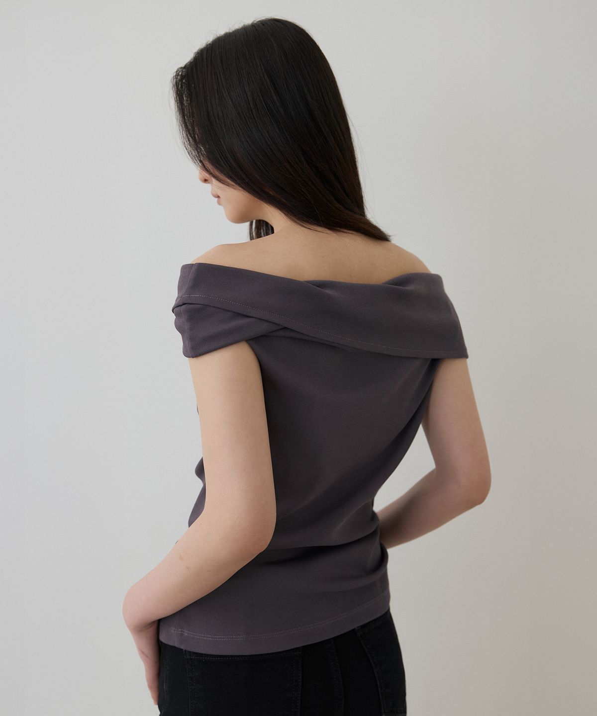토와브(TOWAV) NUVE OFF SHOULDER TEE_CHARCOAL