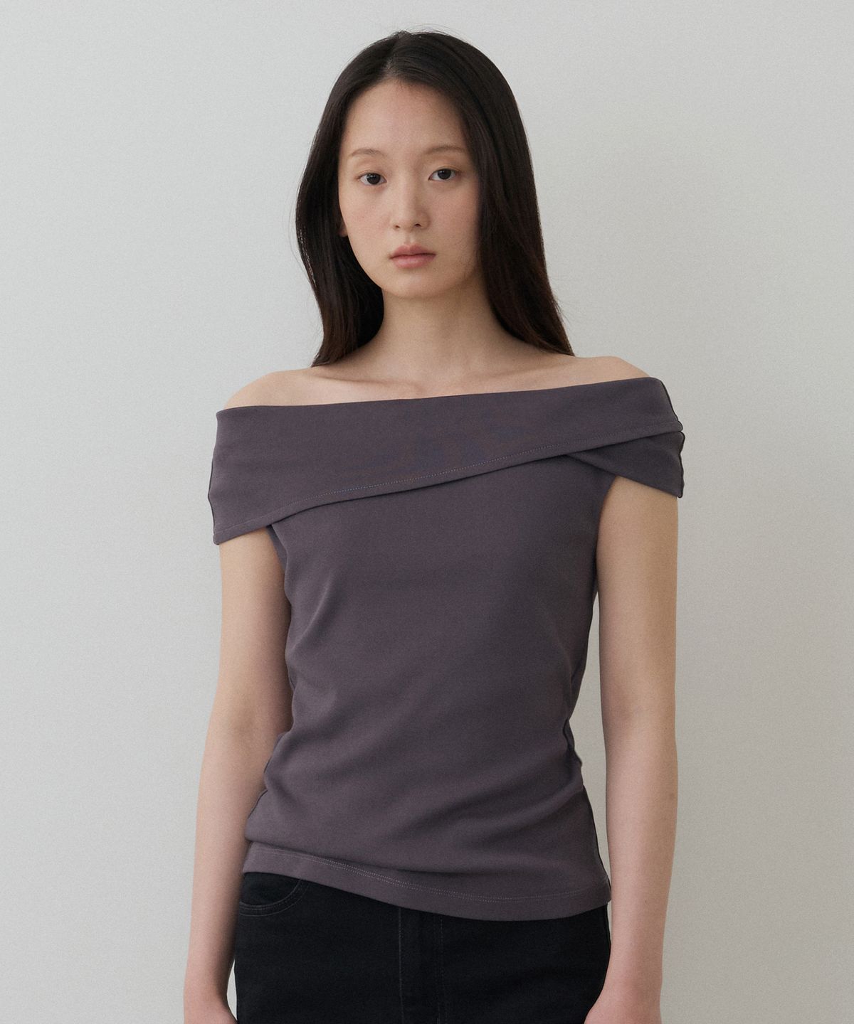 토와브(TOWAV) NUVE OFF SHOULDER TEE_CHARCOAL
