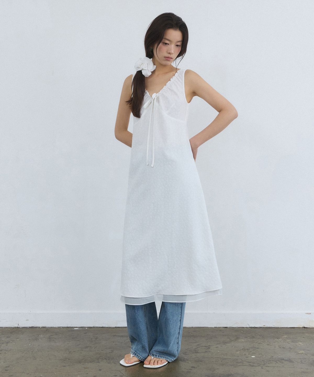 어다울(ADAUL) Embo flower pattern shirring ribbon dress - white
