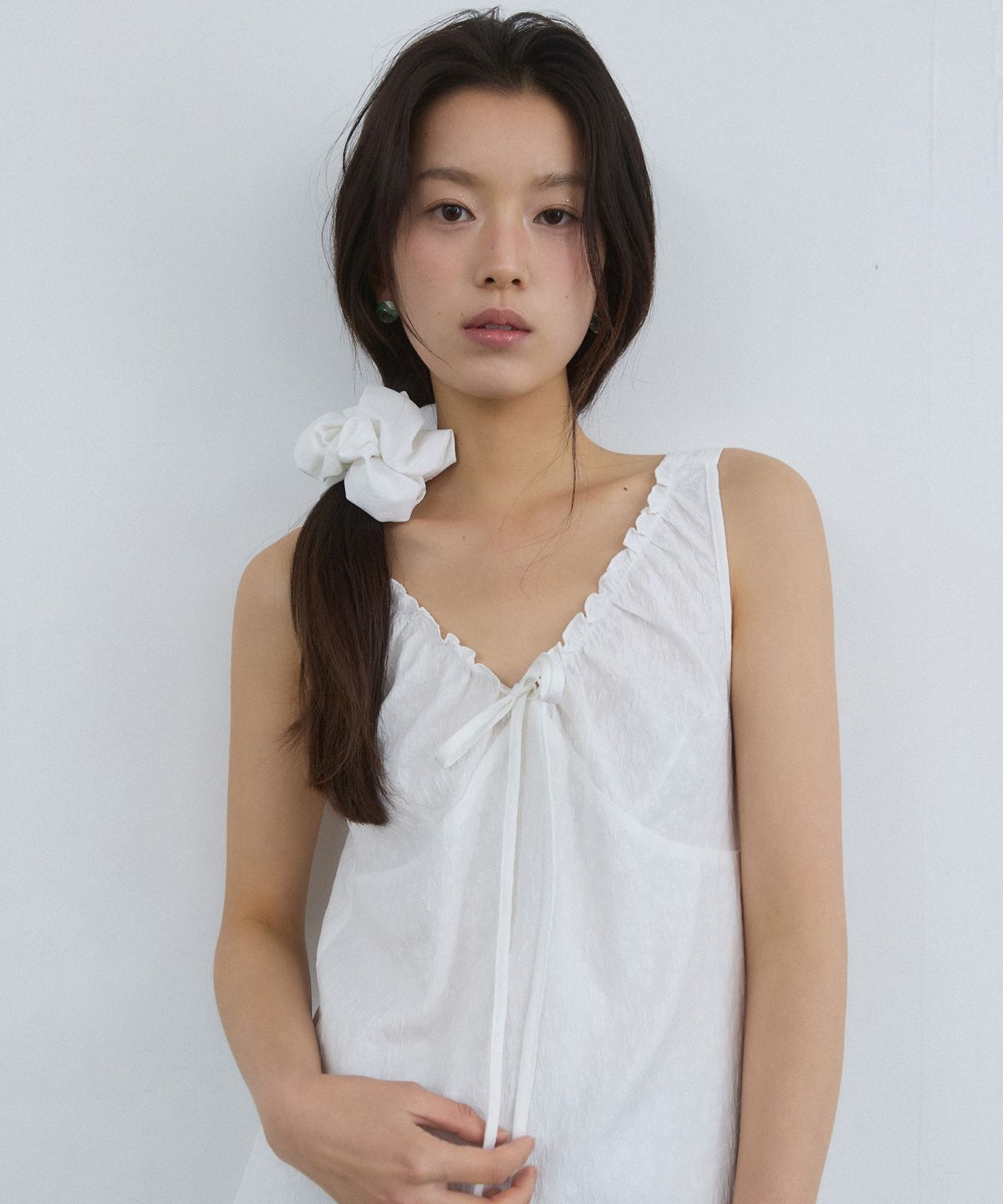 어다울(ADAUL) Embo flower pattern shirring ribbon dress - white
