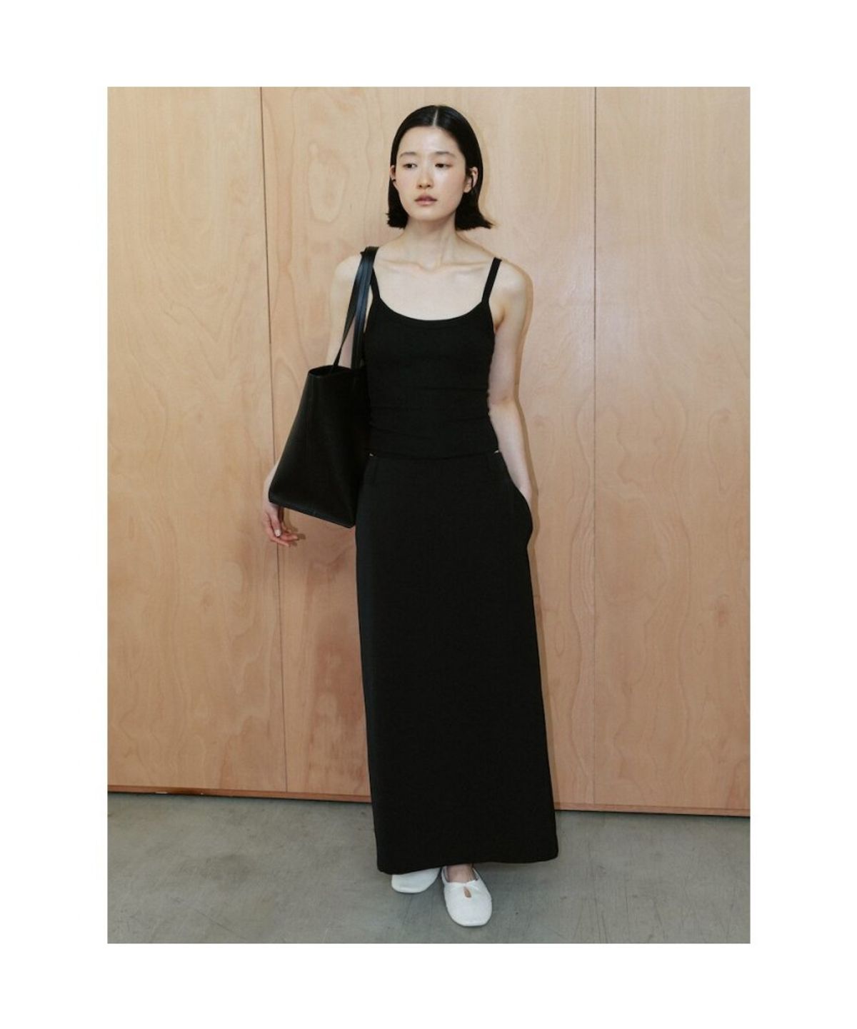 디애퍼처(THE APERTURE) Soft Maxi H Line Skirt  Black (TA6727A035)