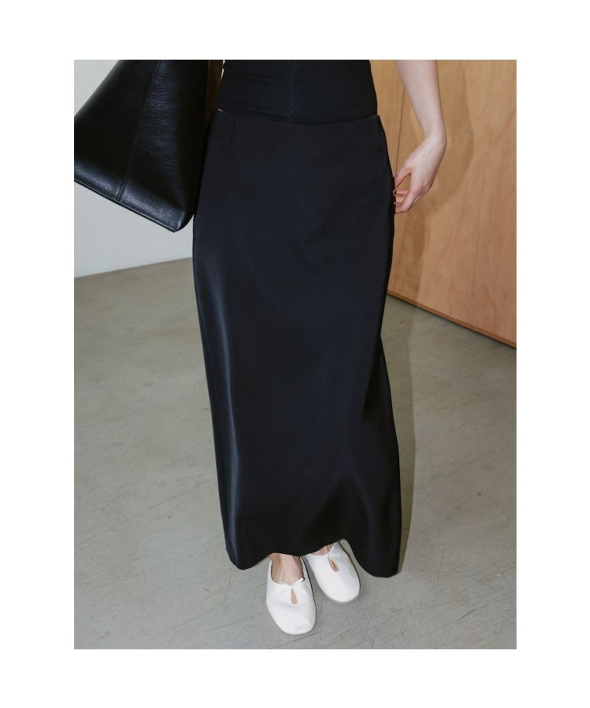 디애퍼처(THE APERTURE) Soft Maxi H Line Skirt  Black (TA6727A035)