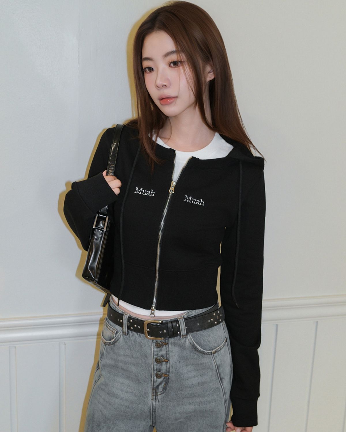 무아무아(MUAHMUAH) 로고 라운드 크롭 후드집업 [블랙]