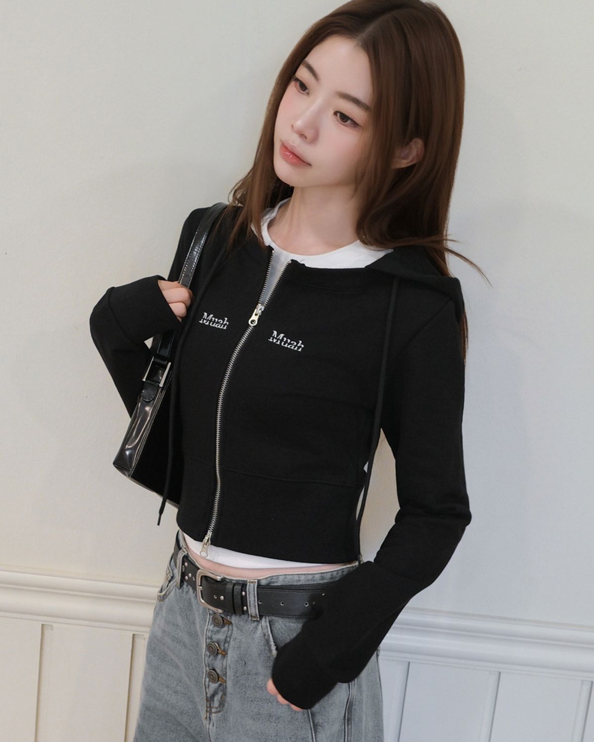 무아무아(MUAHMUAH) 로고 라운드 크롭 후드집업 [블랙]