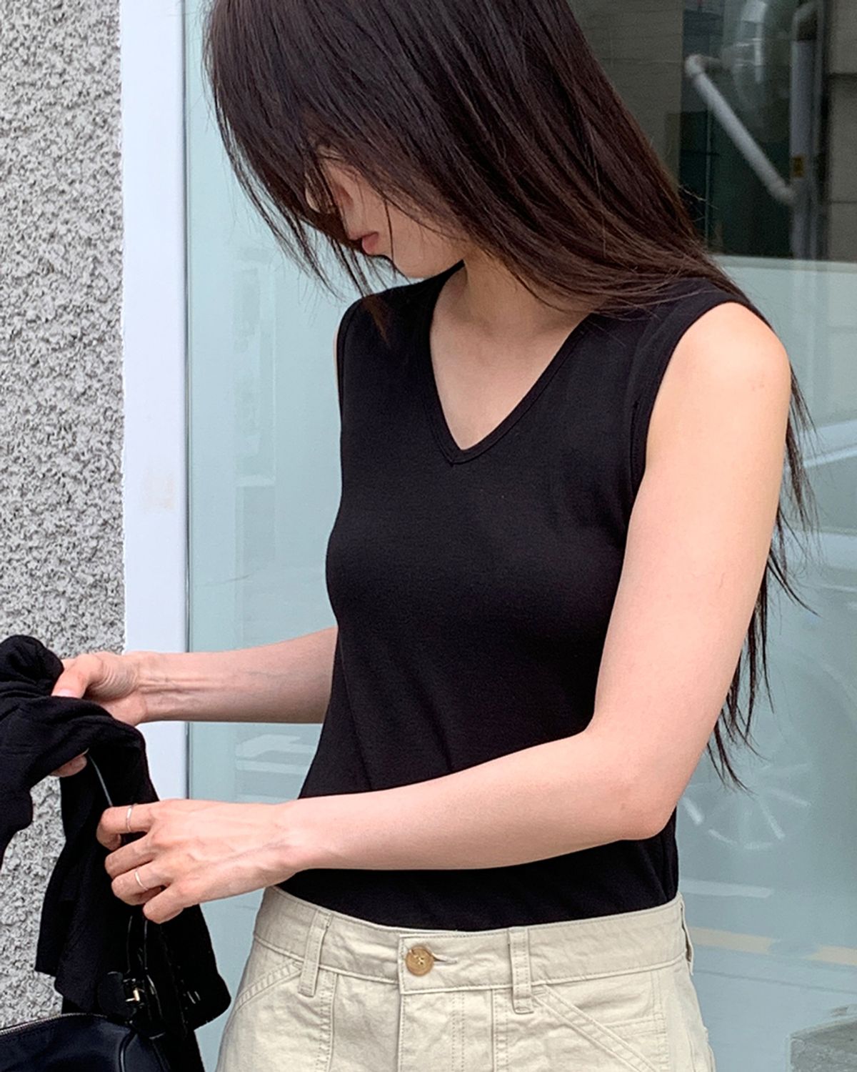 블루브릭(BLUEBRICK) V-neck sleeveless t-shirt (4colors)