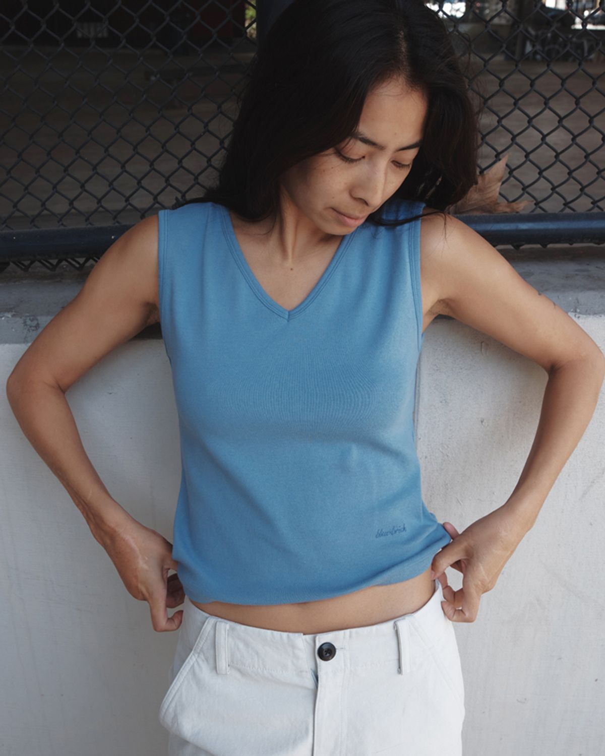 블루브릭(BLUEBRICK) V-neck sleeveless t-shirt (4colors)