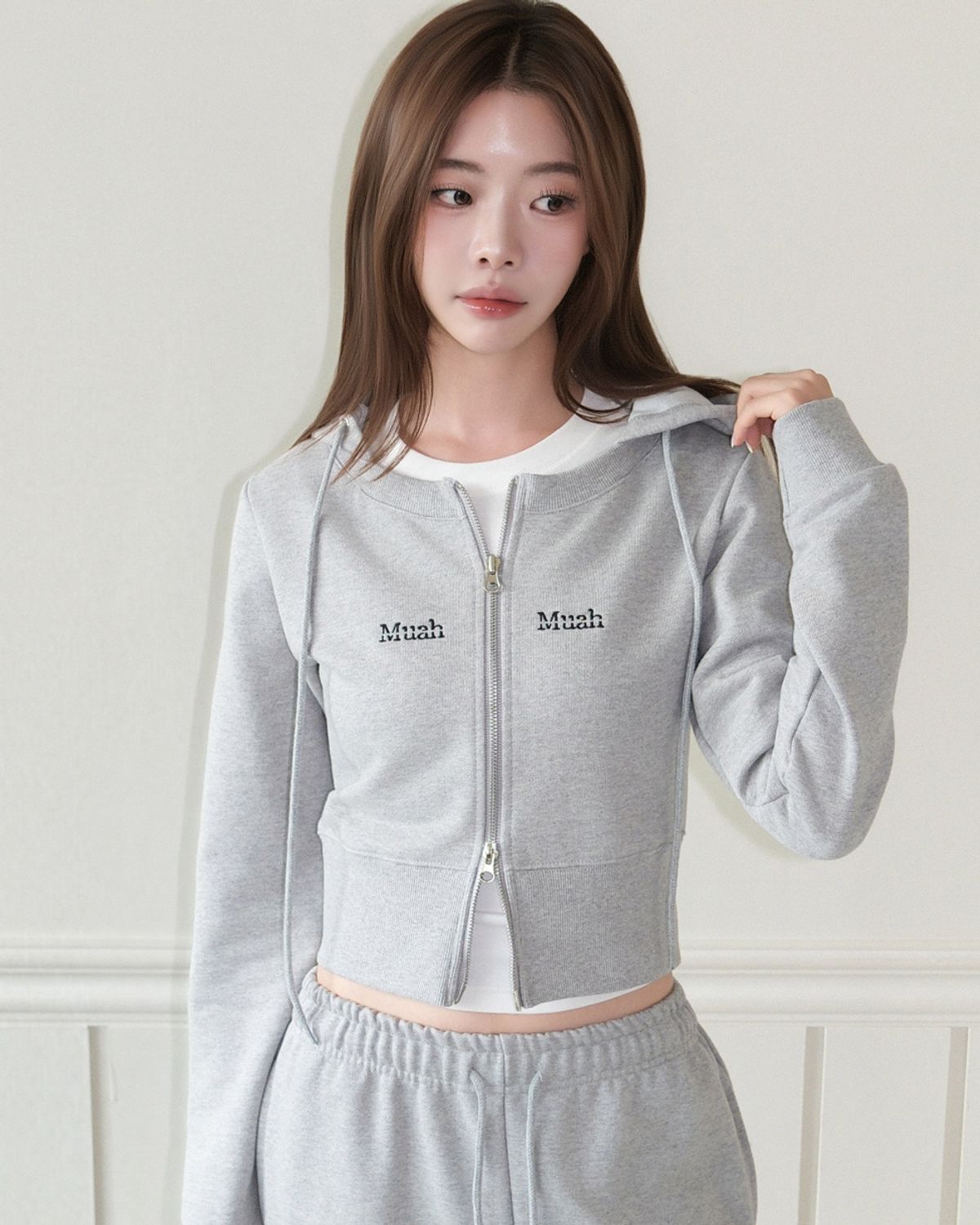 무아무아(MUAHMUAH) 로고 라운드 크롭 후드집업 [그레이]
