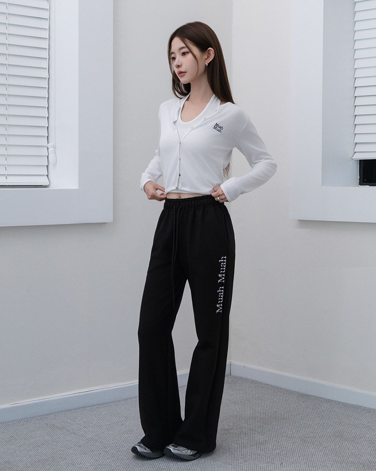 무아무아(MUAHMUAH) 로고 부츠컷 밴딩팬츠 [블랙]