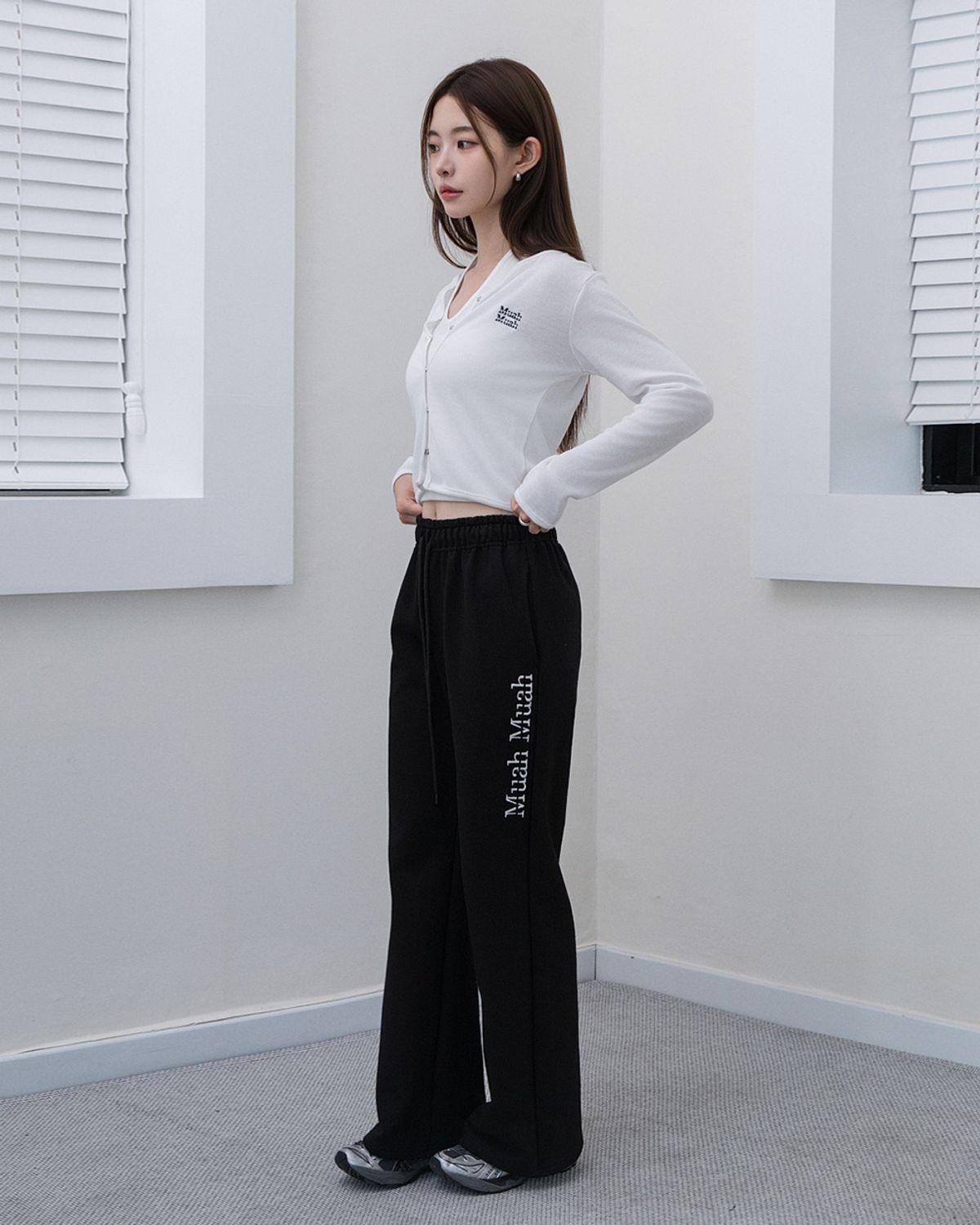 무아무아(MUAHMUAH) 로고 부츠컷 밴딩팬츠 [블랙]
