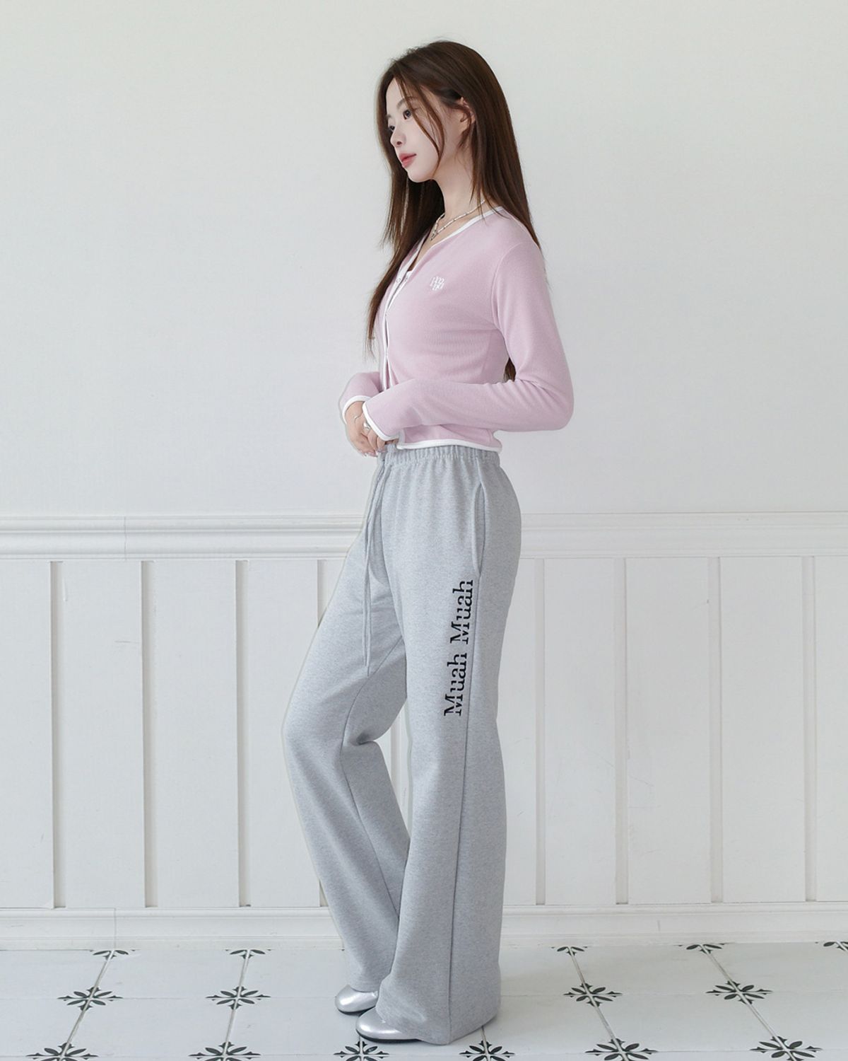 무아무아(MUAHMUAH) 로고 부츠컷 밴딩팬츠 [그레이]