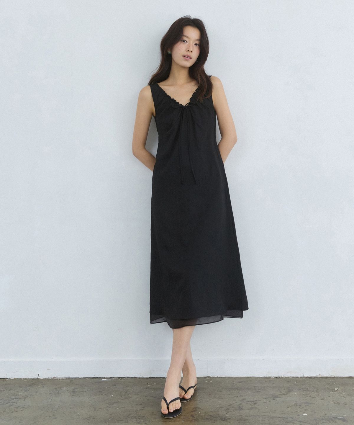 어다울(ADAUL) Embo flower pattern shirring ribbon dress - black