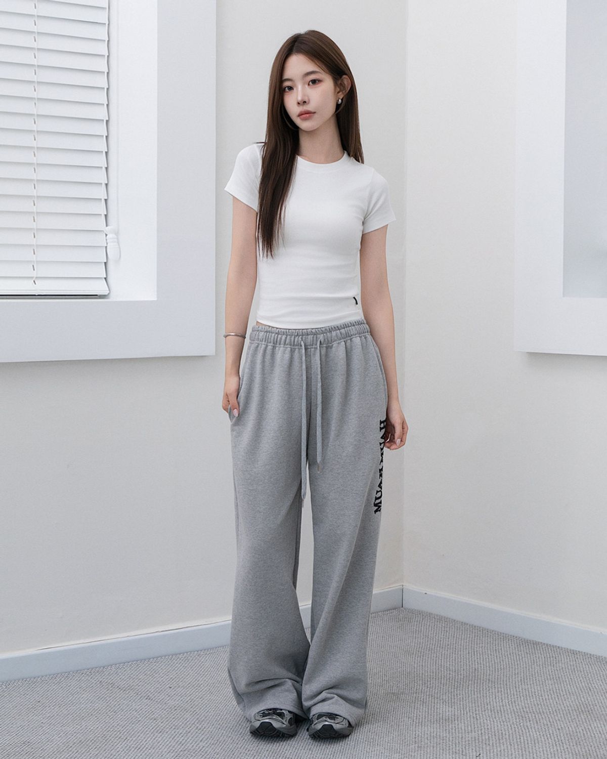 무아무아(MUAHMUAH) 웨이브 로고 와이드 밴딩팬츠 [그레이]