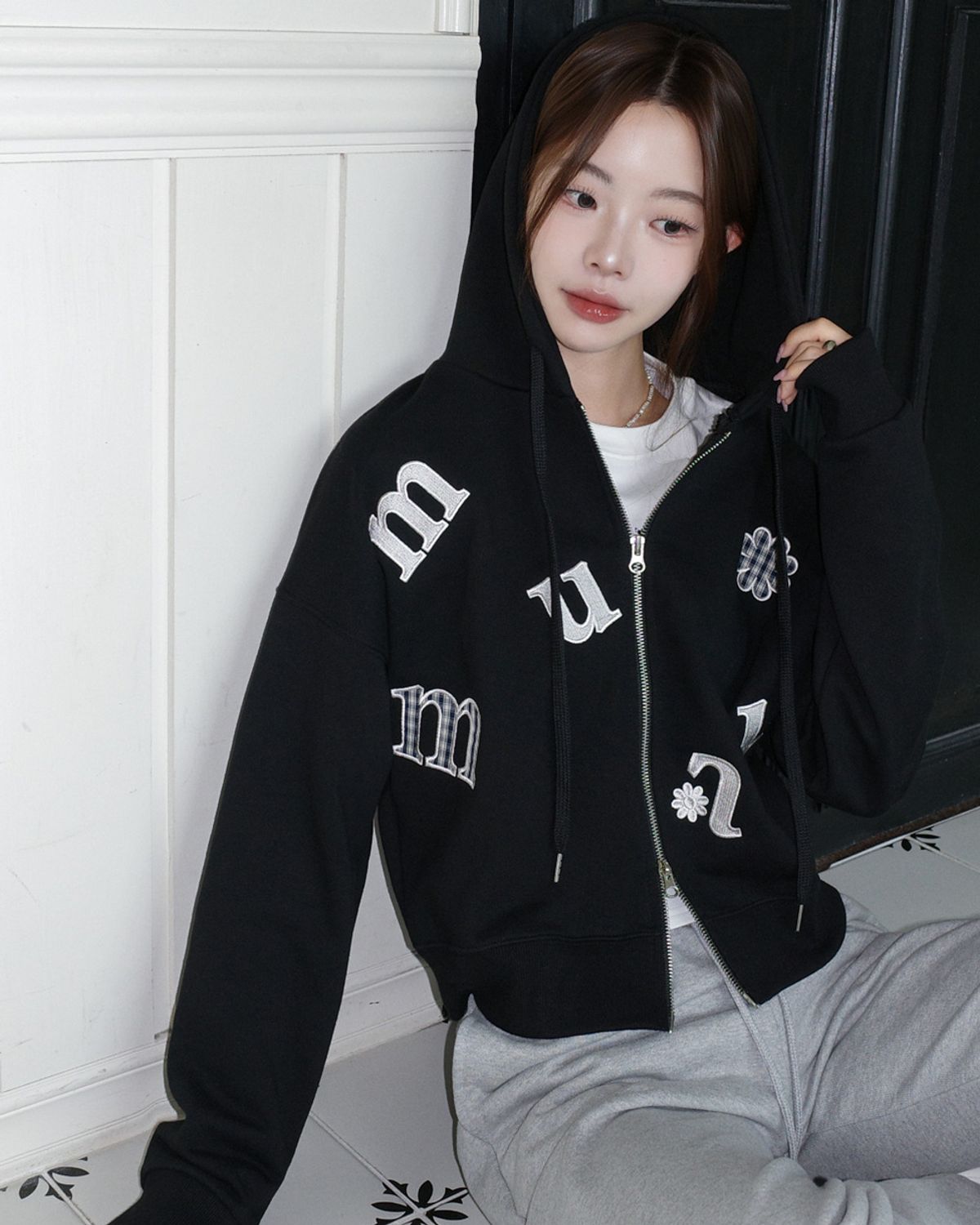 무아무아(MUAHMUAH) 체크플라워 패치 크롭 후드집업 [블랙]