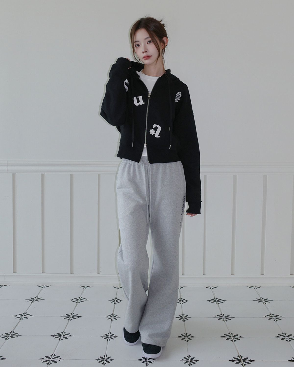 무아무아(MUAHMUAH) 체크플라워 패치 크롭 후드집업 [블랙]