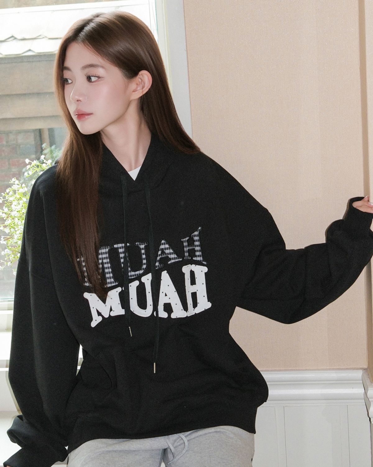 무아무아(MUAHMUAH) 도트 체크 패치 루즈핏 후드티 [블랙]