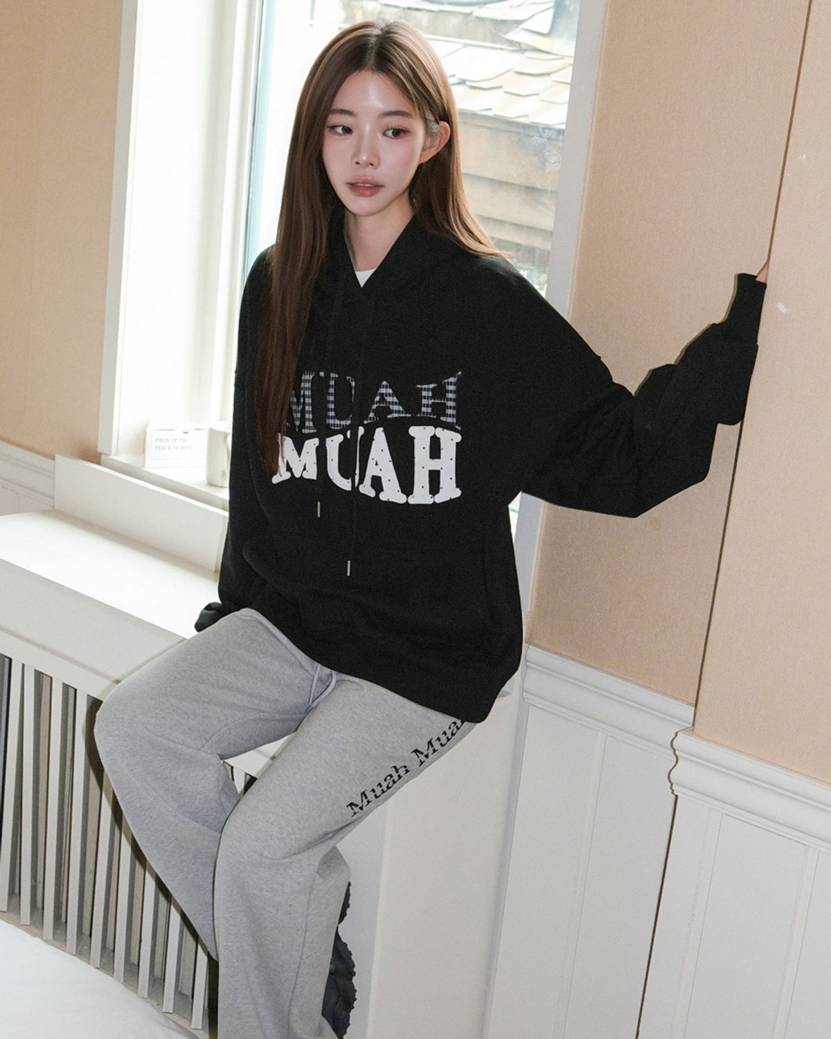 무아무아(MUAHMUAH) 도트 체크 패치 루즈핏 후드티 [블랙]