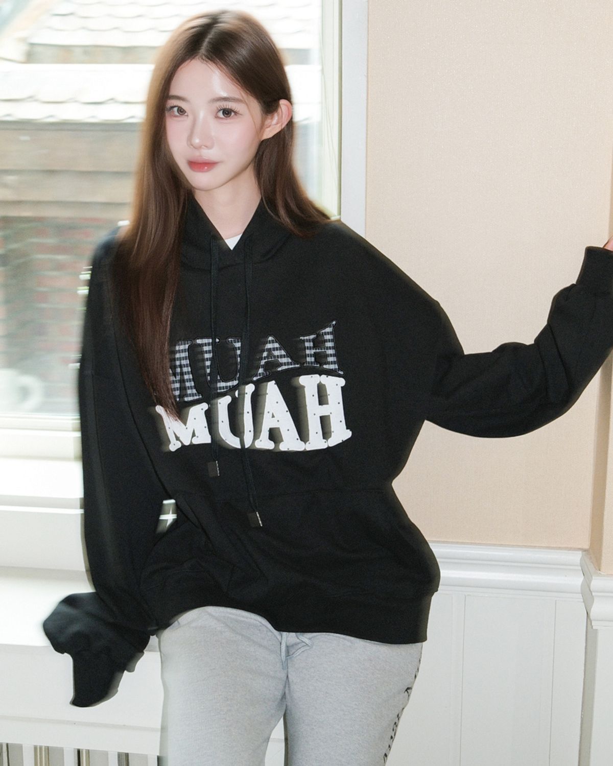 무아무아(MUAHMUAH) 도트 체크 패치 루즈핏 후드티 [블랙]