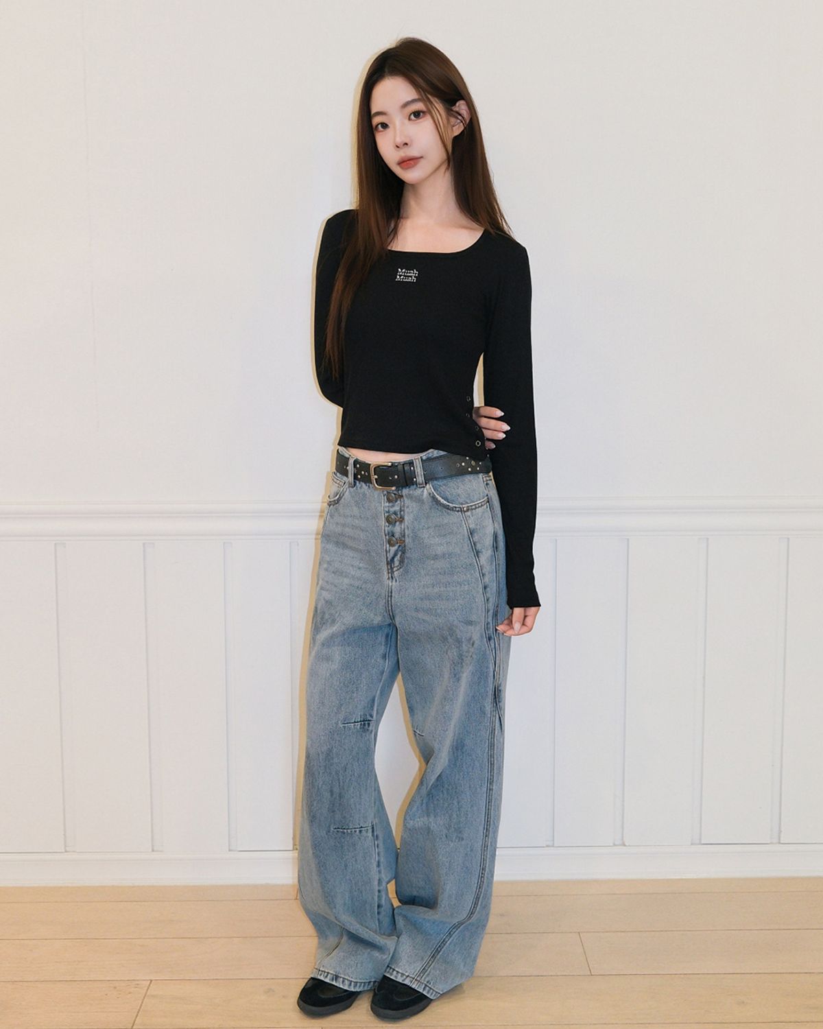 무아무아(MUAHMUAH) 슬릿 버튼 라운드 긴팔 티셔츠 [블랙]