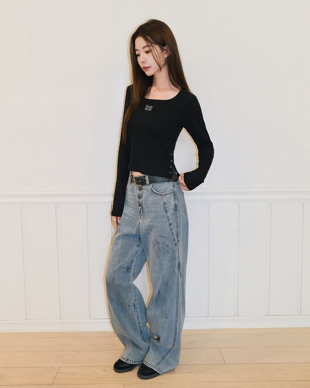 무아무아(MUAHMUAH) 슬릿 버튼 라운드 긴팔 티셔츠 [블랙]