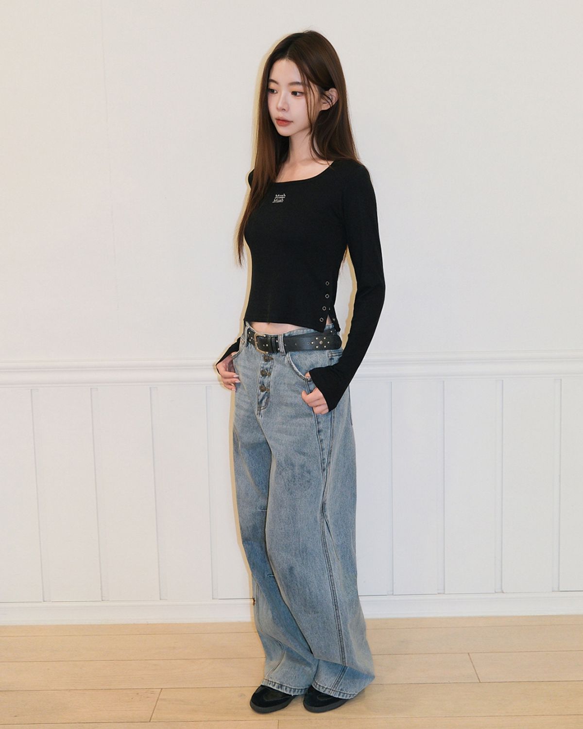 무아무아(MUAHMUAH) 슬릿 버튼 라운드 긴팔 티셔츠 [블랙]