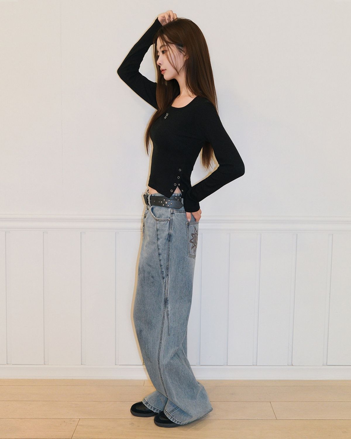 무아무아(MUAHMUAH) 슬릿 버튼 라운드 긴팔 티셔츠 [블랙]