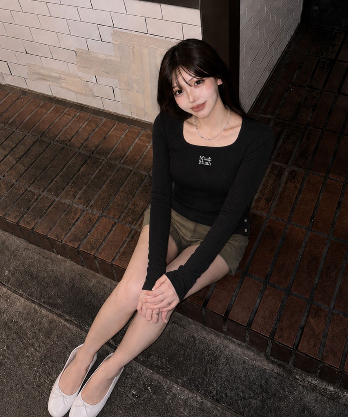 무아무아(MUAHMUAH) 슬릿 버튼 라운드 긴팔 티셔츠 [블랙]