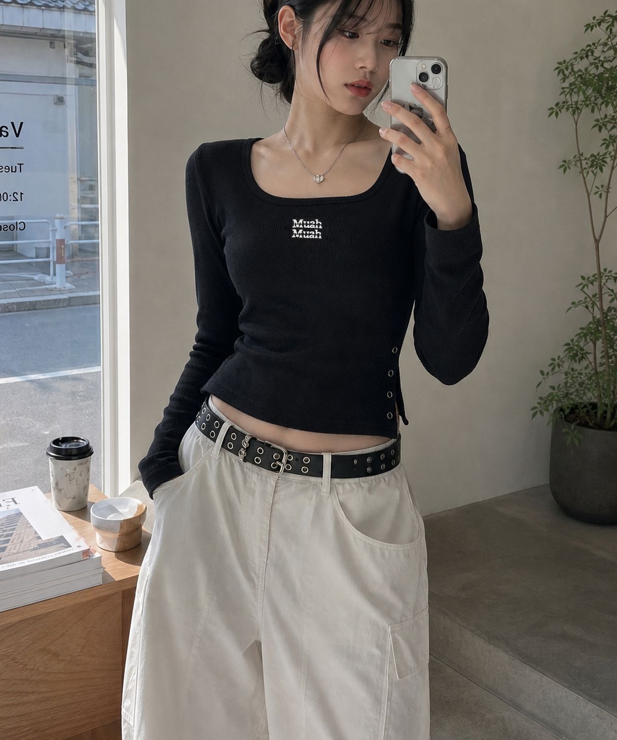 무아무아(MUAHMUAH) 슬릿 버튼 라운드 긴팔 티셔츠 [블랙]