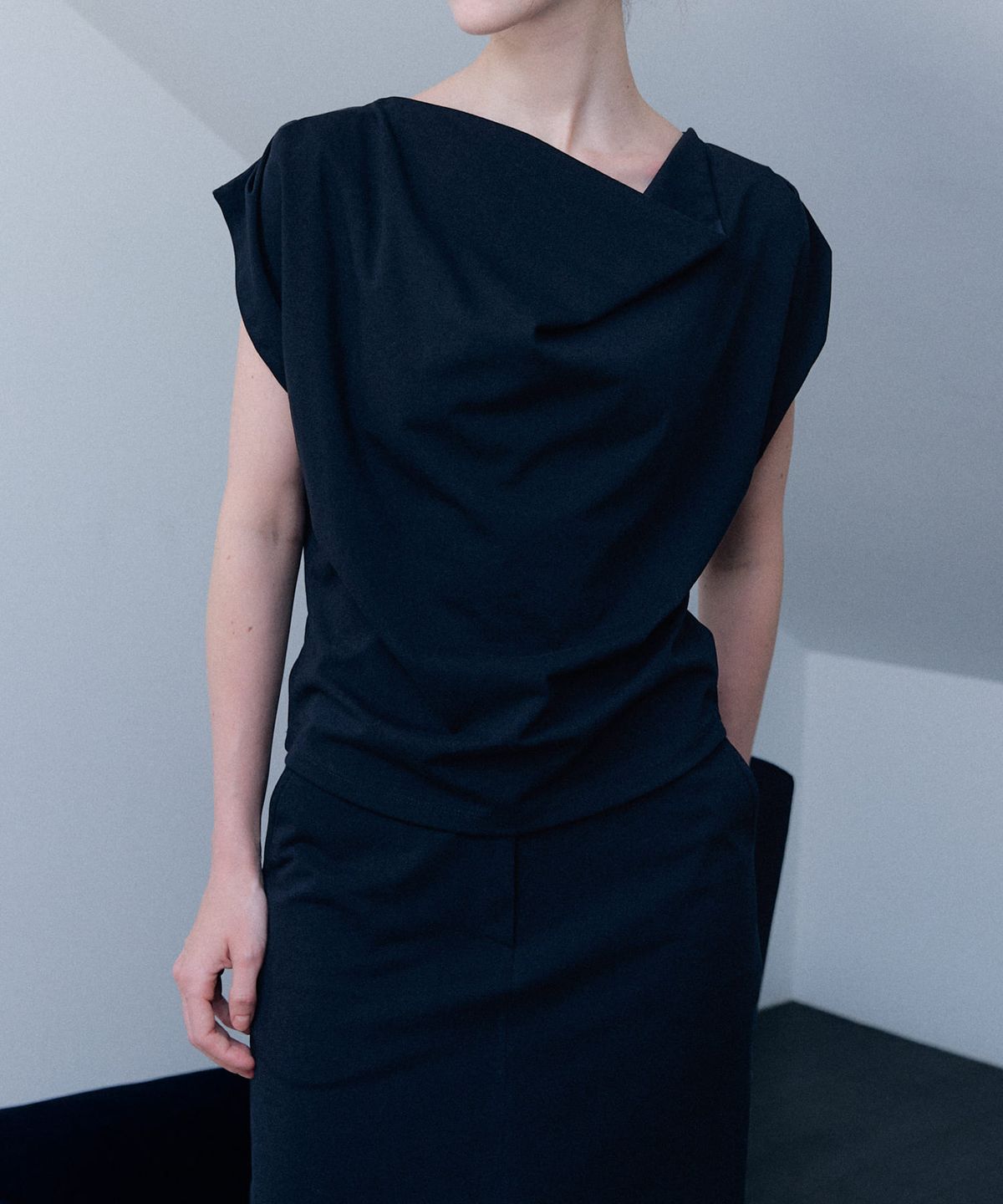머지앤밍글(MERGE&MINGLE) Ella Stretch Drape Top Blouse (Black)