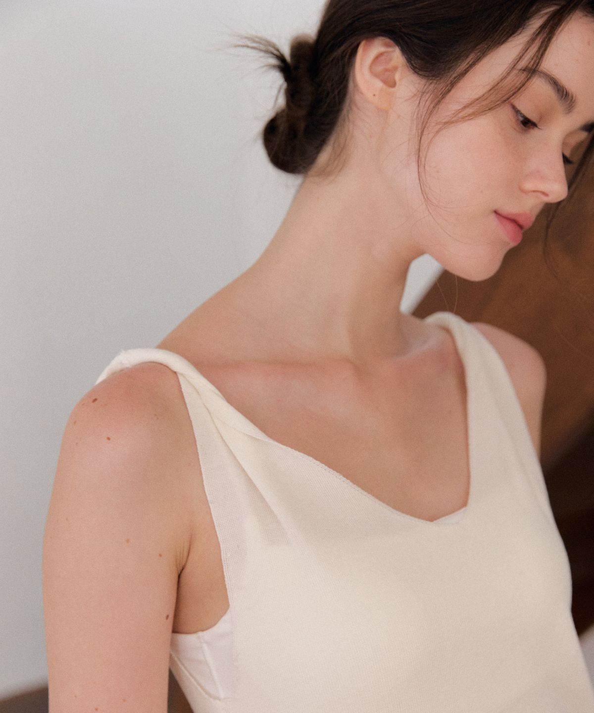 머지앤밍글(MERGE&MINGLE) Hera Shirring Belt Deep V Sleeveless Knit Top Blouse (Ivory)