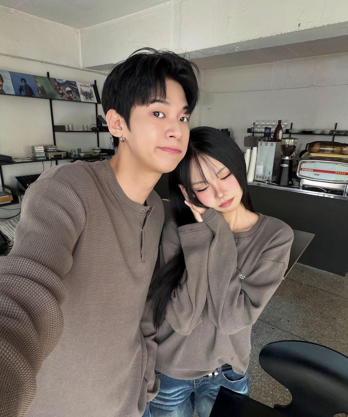 무아무아(MUAHMUAH) 와플 피그먼트 헨리넥 긴팔티 [브라운]