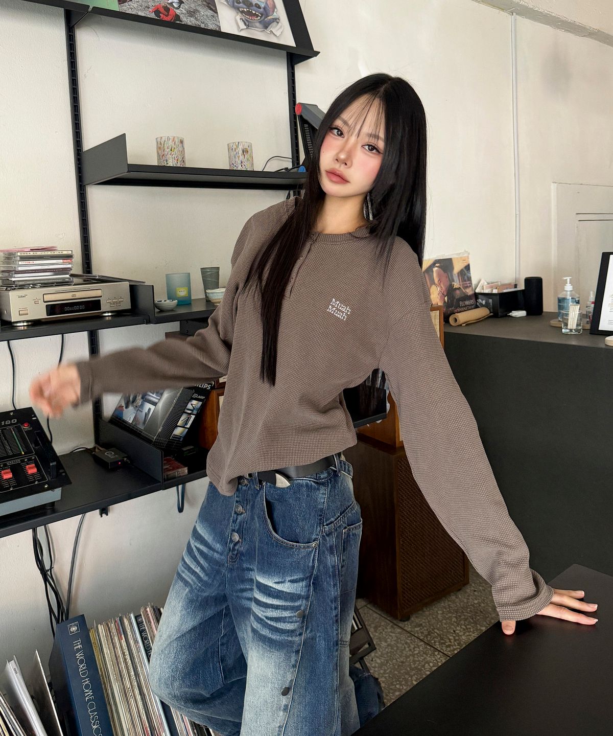 무아무아(MUAHMUAH) 와플 피그먼트 헨리넥 긴팔티 [브라운]