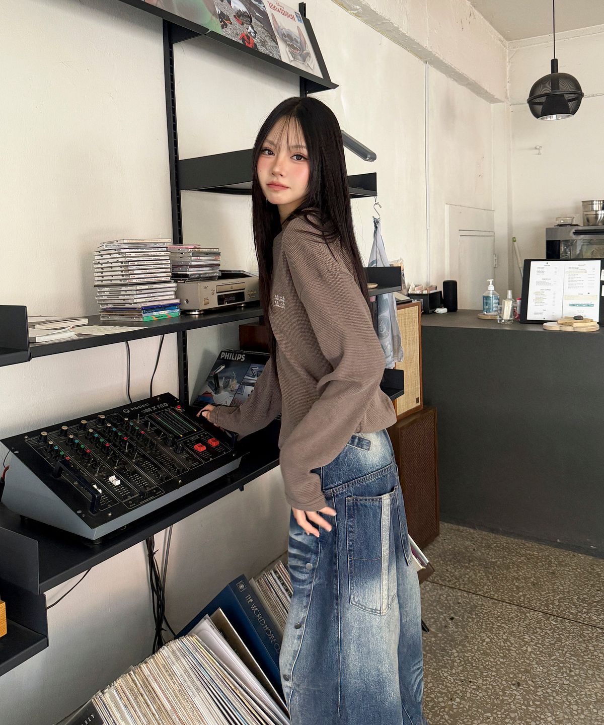 무아무아(MUAHMUAH) 와플 피그먼트 헨리넥 긴팔티 [브라운]